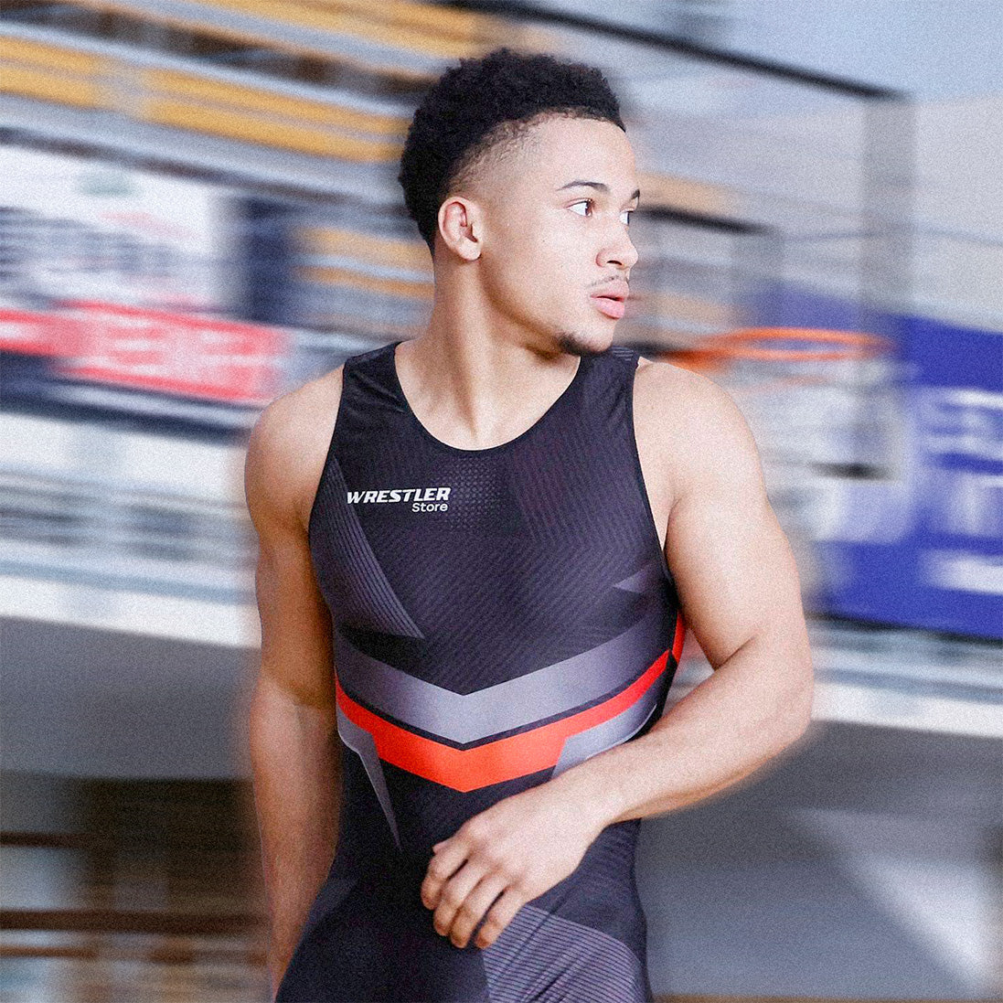 Ringer im schwarzen WrestlerStore Ringertrikot beim dynamischen Training – Konditionstraining für mehr Ausdauer auf der Matte
