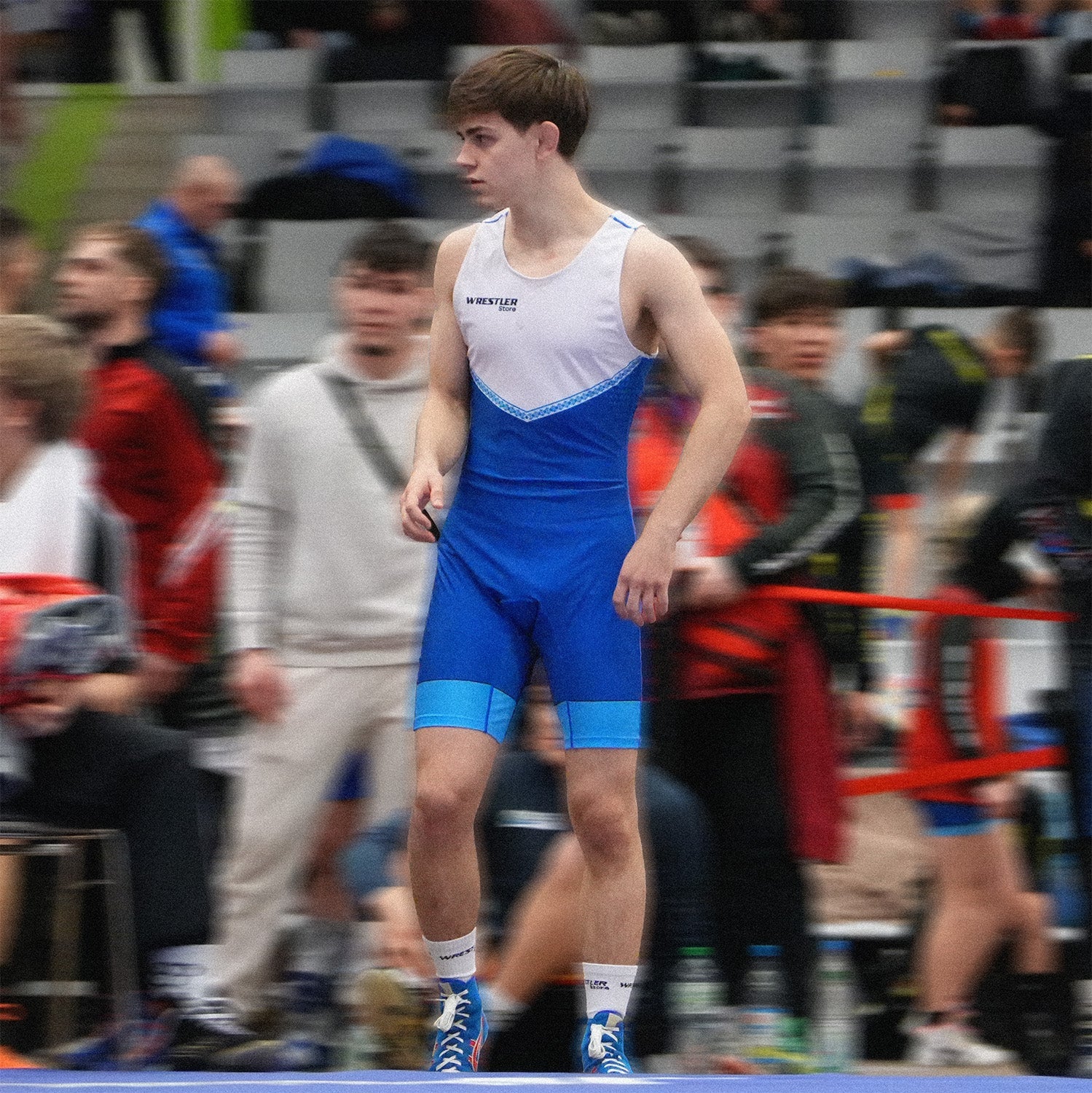 Krafttraining für Ringer – durchtrainierter Athlet im blauen WrestlerStore Ringertrikot beim Wettkampf