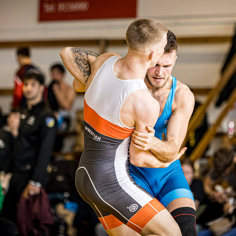 Zwei Ringer im Wettkampf bei einem Ringerturnier – griechisch-römischer Stil mit blauem und rotem Trikot