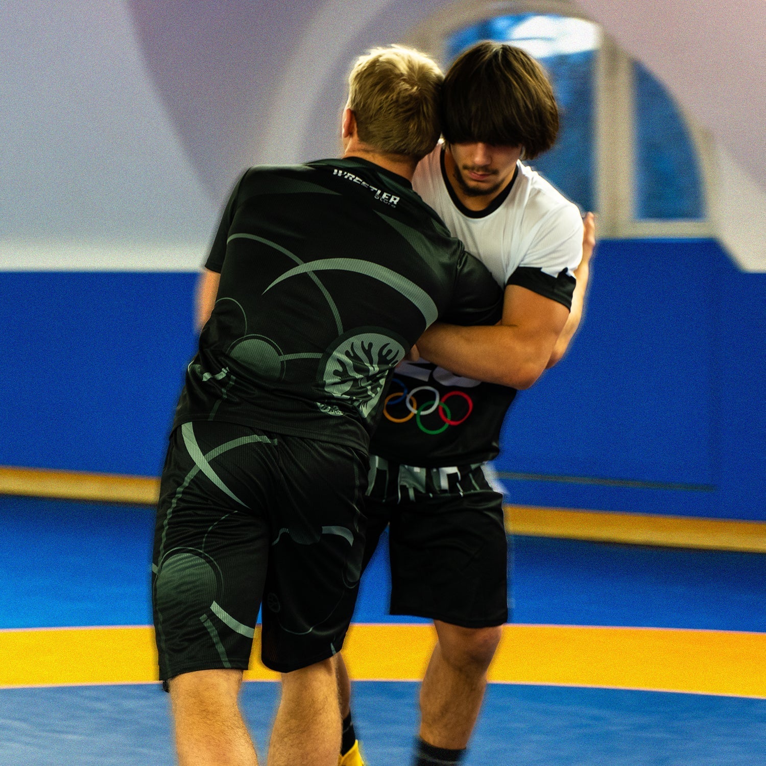 Neue Performance T Shirt und Shorts Sets im WrestlerStore. Entwickelt für Ringer und Kampfsportler mit Fokus auf Bewegungsfreiheit, Haltbarkeit und Komfort.