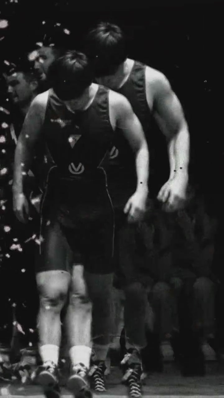 Ringer im Wettkampf trägt modernes Ringertrikot von WrestlerStore mit perfektem Sitz und sportlichem Design.