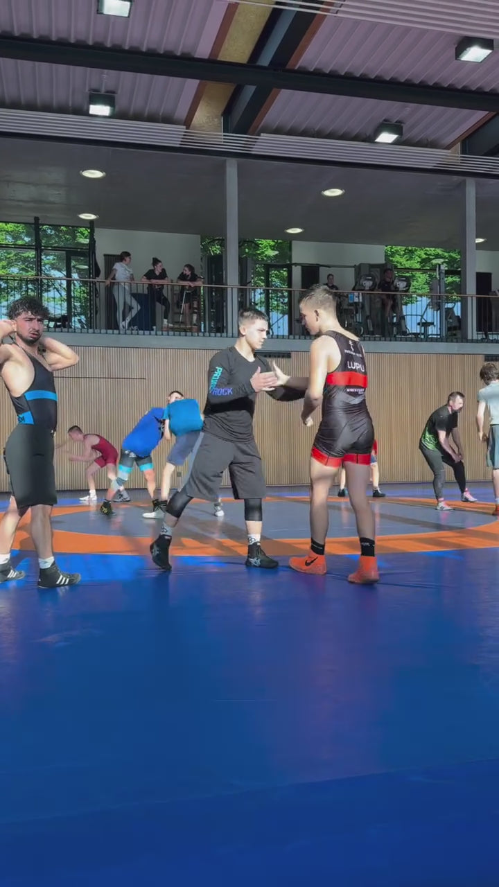 Ringer trainiert im hochwertigen Ringertrikot von WrestlerStore während einer intensiven Trainingseinheit.