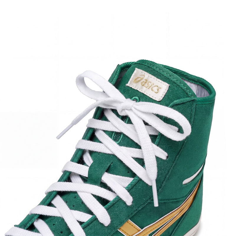 ASICS EX-EO Ringerschuh grün-gold – Close-up der Zunge mit ASICS-Label und weißen Schnürsenkeln