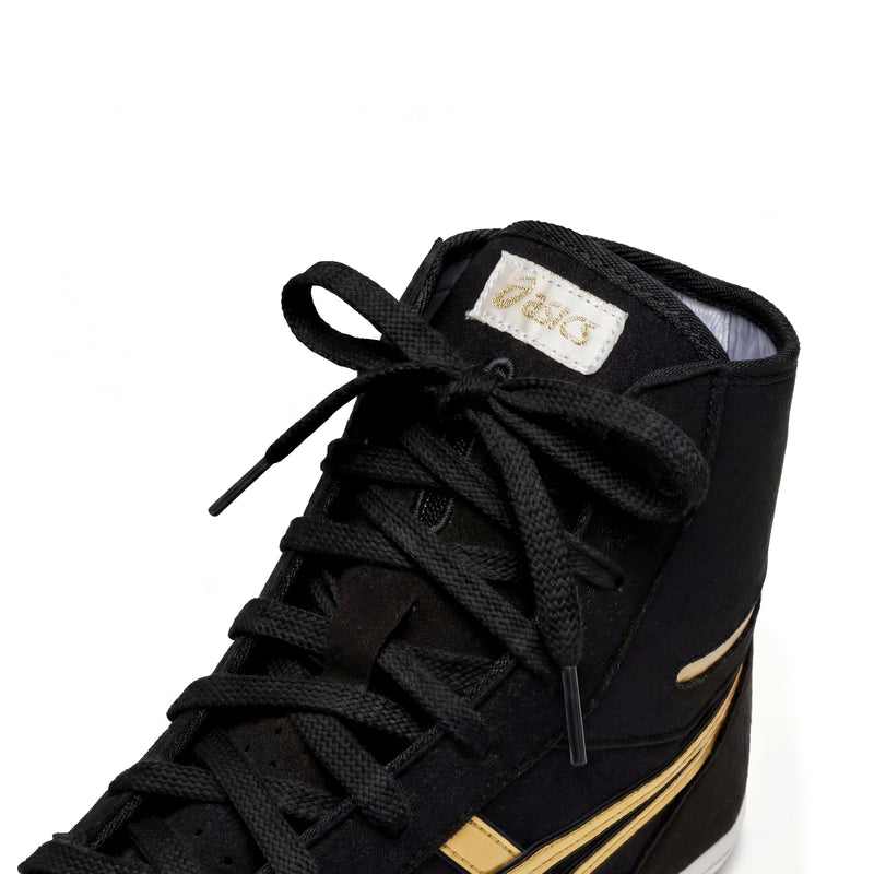 ASICS EX-EO Ringerschuh schwarz-gold – Close-up der Zunge mit ASICS Logo und Schnürsenkeln