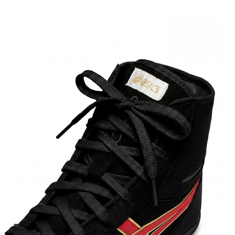 SICS EX-EO Ringerschuhe schwarz-rot-gold – Detailaufnahme Schnuerung und Zunge mit ASICS-Label, Studioaufnahme auf weißem Hintergrund