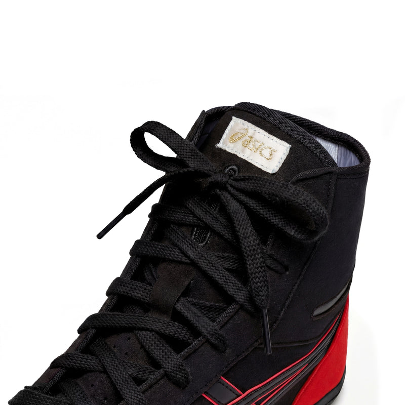 ASICS EX-EO Ringerschuh schwarz-rot-rot – Close-up der Zunge mit ASICS Logo und Schnürsenkeln