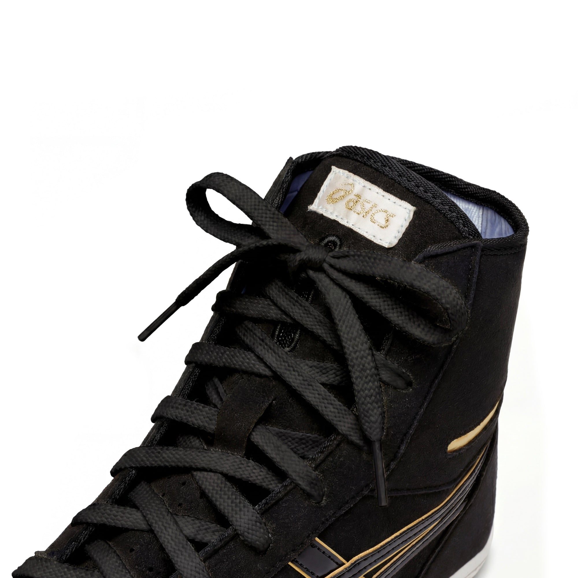 ASICS EX-EO Ringerschuh schwarz-schwarz-gold – Close-up der Zunge mit ASICS Logo und Schnürsenkeln