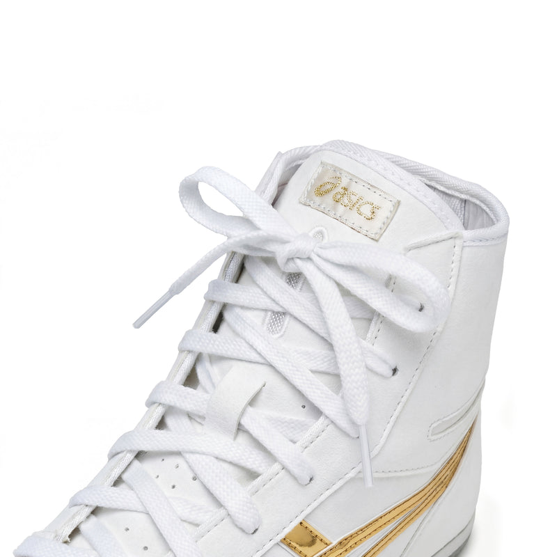 ASICS EX-EO Ringerschuhe weiß-gold – Detailaufnahme Schnuerung und Zunge mit ASICS-Label, Studioaufnahme auf weißem Hintergrund