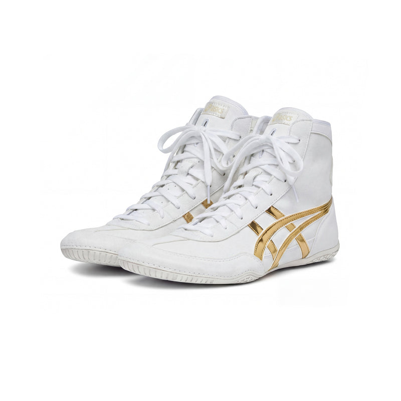 ASICS EX-EO Ringerschuhe in Weiß und Gold mit weißen Schnürsenkeln – Paar in schräger Frontansicht vor weißem Hintergrund.