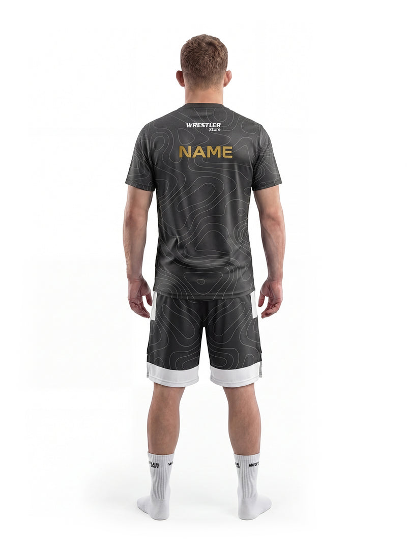 WrestlerStore LA 28 (2) T‑Shirt & Shorts Set anthrazit – Rückansicht mit Namensfeld in Gold, Topografie‑Linien Design