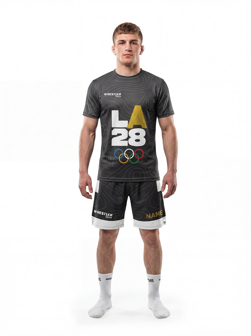 WrestlerStore LA 28 (2) T‑Shirt & Shorts Set anthrazit – Vorderansicht mit LA 28 Grafik und fünf farbigen Ringen, Topografie‑Design