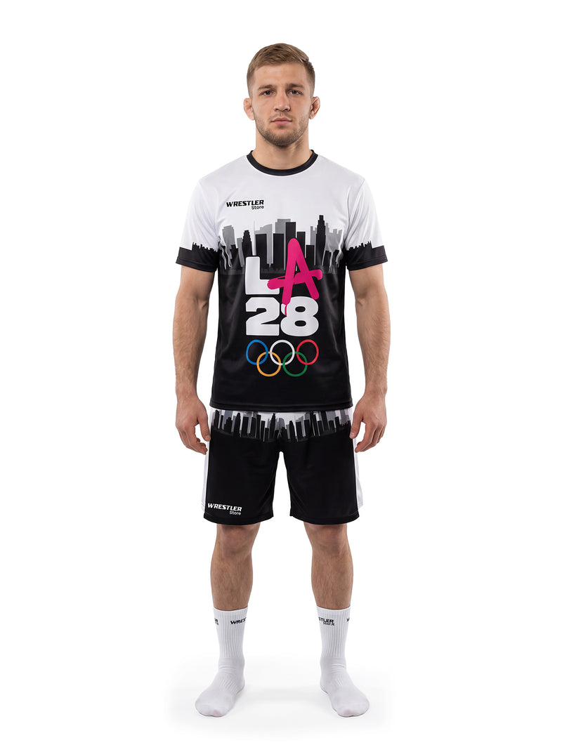 WrestlerStore LA 28 T‑Shirt & Shorts Set schwarz/weiß – Vorderansicht mit LA 28 Grafik und fünf farbigen Ringen, Skyline‑Motiv