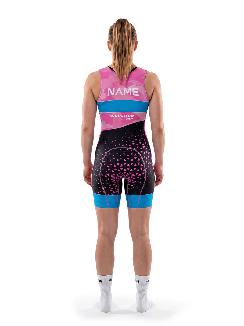 WrestlerStore Pinkshift Damen Ringertrikot pink-camo/schwarz mit blauem Beinabschluss – Rückansicht mit Namensfeld, Triangle-Pattern