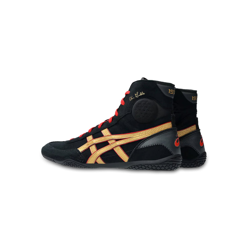ASICS Dan Gable EVO 3 Ringerschuhe in Schwarz/Gold mit roten Schnürsenkeln, Seiten- und Rückansicht auf weißem Hintergrund.