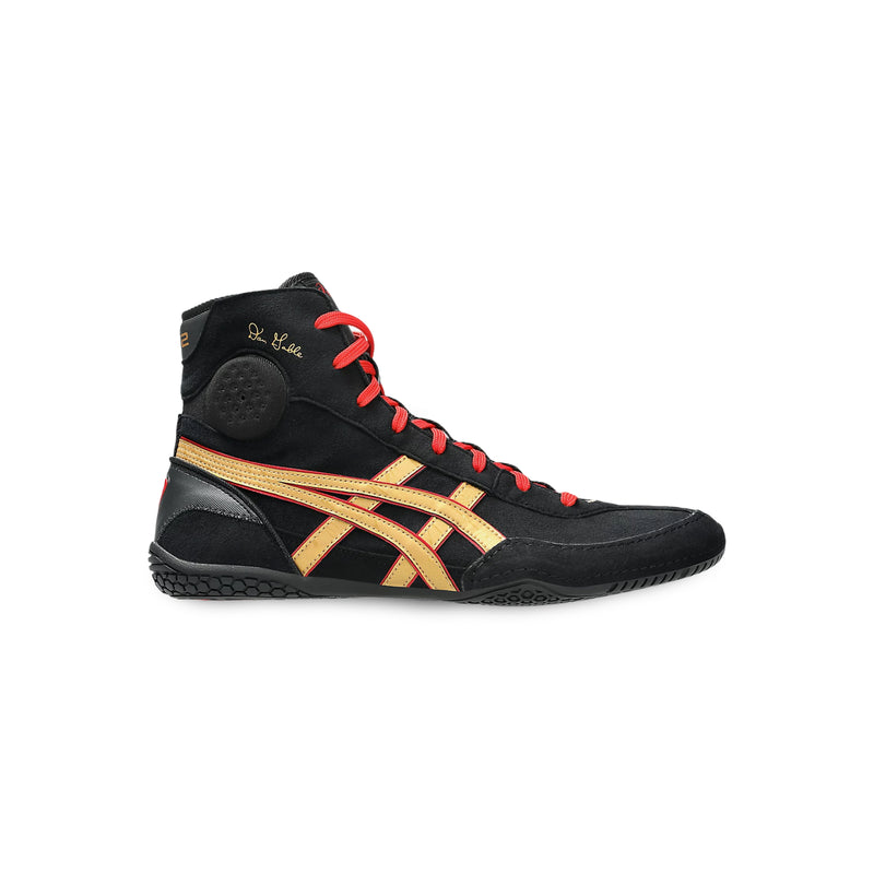 ASICS Dan Gable EVO 3 Ringerschuh in Schwarz/Gold, Außenansicht mit Dan-Gable-Signatur und hohem Schaft.