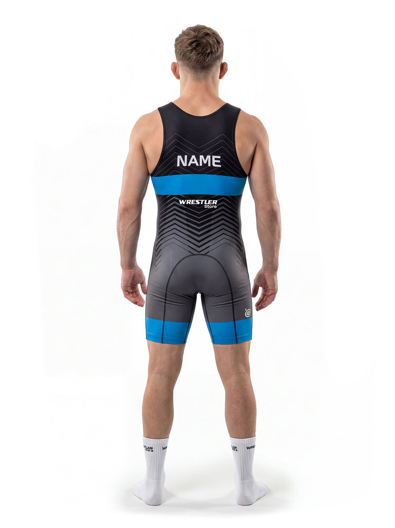 WrestlerStore Phantom Herren Ringertrikot schwarz-grau mit blauem Band – Rückansicht mit Namensfeld, personalisierbar, Chevron-Design