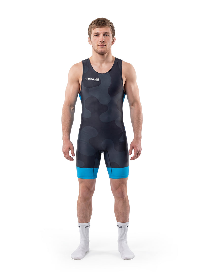 WrestlerStore Shadow Obs Ringertrikot dunkelgrau camo mit blauem Band – Vorderansicht, dezentes Camo‑Pattern, Ringertrikot