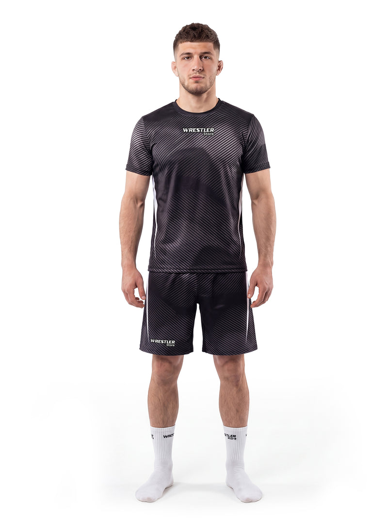 WrestlerStore Shadowline T‑Shirt & Shorts Set schwarz – Vorderansicht mit diagonalen Silber-Speedlines und weißen Seitenstreifen, dynamisches Wrestling Trainingsset