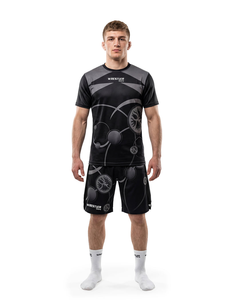 WrestlerStore UWW Teamwear T‑Shirt & Shorts Set grau/rot/schwarz – Vorderansicht, cleanes Team‑Design, Sportset fürs Ringen